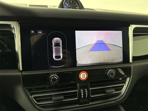 Certified 2025 Porsche Macan image 30