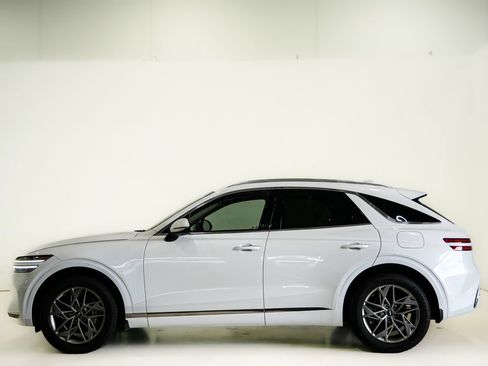 Used 2023 Genesis GV70 2.5T w/ Select Package AWD/4WD image 6