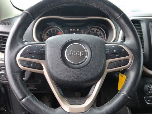 Used 2017 Jeep Cherokee Latitude w/ Cold Weather Group AWD/4WD image 13