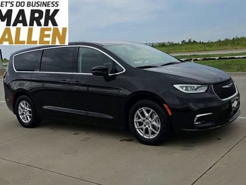 Used 2023 Chrysler Pacifica Touring-L FWD image 2