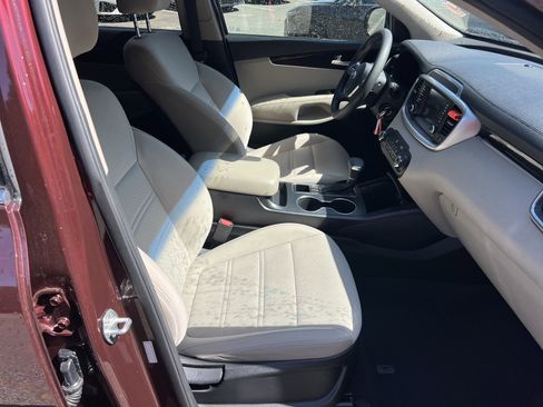 Used 2019 Kia Sorento FWD image 13