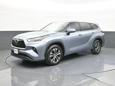 Used 2021 Toyota Highlander XLE FWD image 3