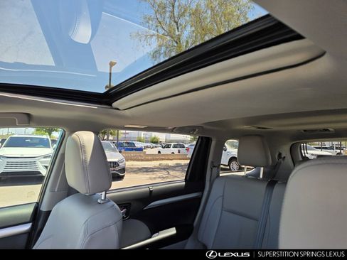 Used 2019 Toyota Highlander XLE AWD/4WD image 14