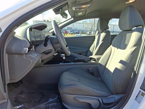 Used 2024 Hyundai Elantra SEL image 14