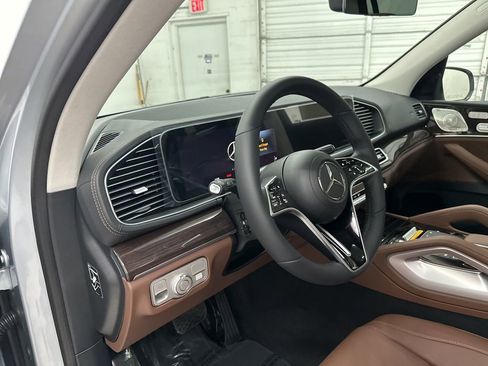 Used 2025 Mercedes-Benz GLS 450 4MATIC image 9