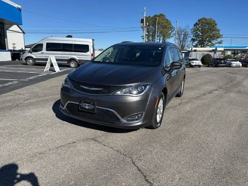 Used 2020 Chrysler Pacifica Touring-L image 3
