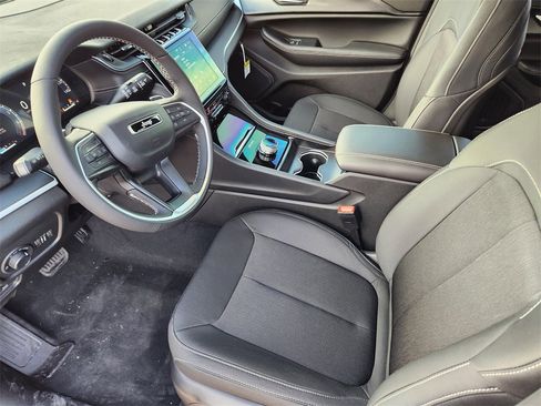 New 2025 Jeep Grand Cherokee Laredo w/ Luxury Tech Group I image 9