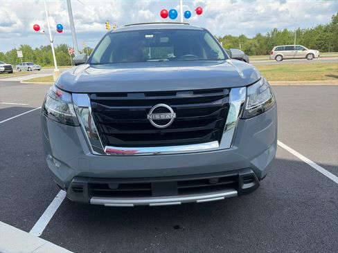 Used 2024 Nissan Pathfinder Platinum AWD/4WD image 2