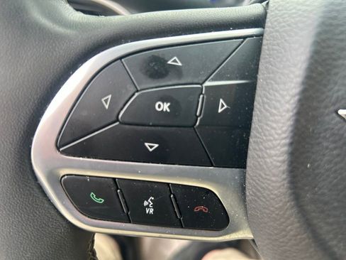 Used 2023 Chrysler Pacifica Touring-L FWD image 19