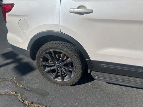 Used 2017 Ford Explorer XLT w/ Equipment Group 202A AWD/4WD image 13