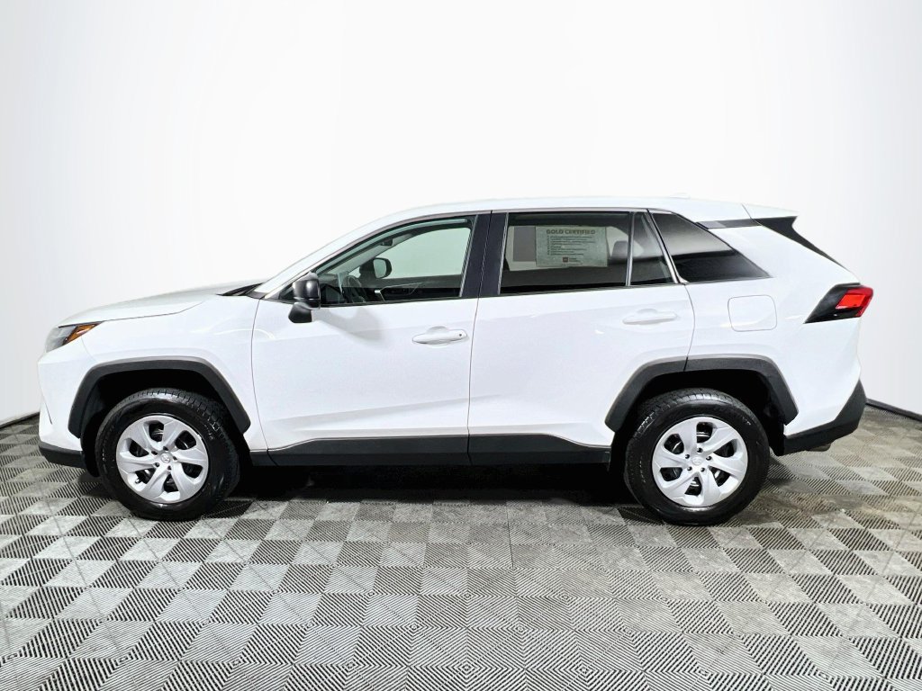 Used 2024 Toyota RAV4 LE AWD/4WD image 4