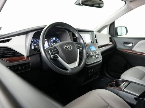 Used 2019 Toyota Sienna Limited Premium AWD/4WD image 6