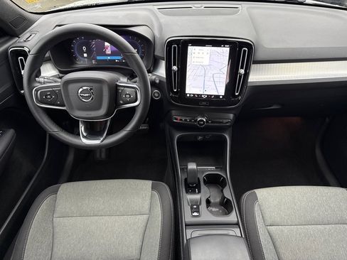 Used 2023 Volvo XC40 B5 Core image 19