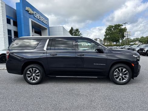 Used 2023 Chevrolet Suburban LT RWD image 3