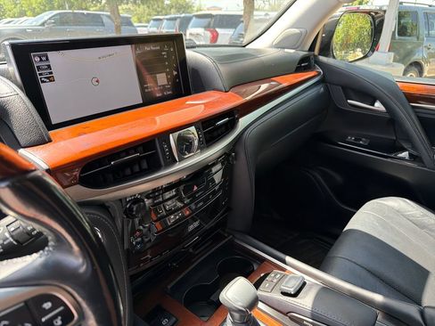 Used 2017 Lexus LX 570 4WD w/ Luxury Package image 28