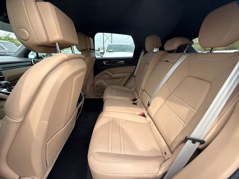 Used 2023 Porsche Cayenne AWD/4WD image 19
