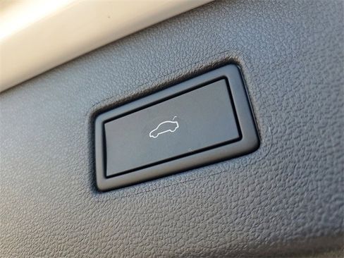 Certified 2024 Volkswagen Tiguan SE R-Line image 8