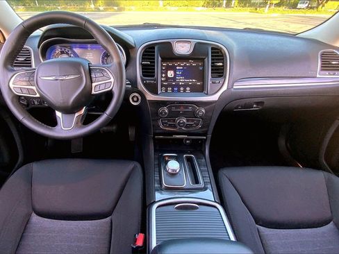 Used 2022 Chrysler 300 Touring w/ Sport Appearance Package image 10