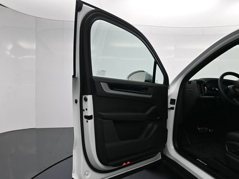 Used 2026 Porsche Cayenne AWD/4WD image 16