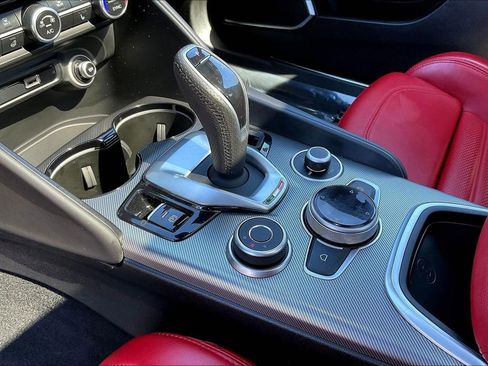 Used 2022 Alfa Romeo Giulia Veloce image 18