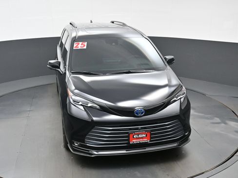 Used 2025 Toyota Sienna Platinum AWD/4WD image 38