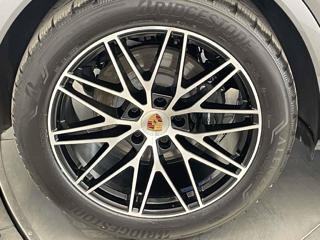 Certified 2025 Porsche Cayenne AWD/4WD image 13