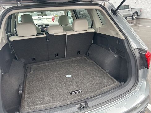 Used 2020 Volkswagen Tiguan SE w/ Panoramic Sunroof Package image 11