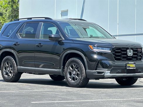 New 2025 Honda Pilot TrailSport image 2
