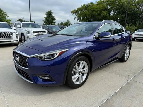 Used 2017 INFINITI QX30 Premium FWD image 1