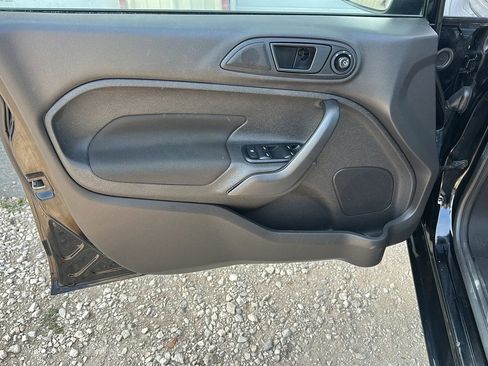 Used 2017 Ford Fiesta SE image 2