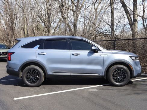 Used 2022 Kia Sorento LX image 9