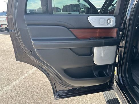 Used 2021 Lincoln Navigator Reserve w/ Luxury Package image 35