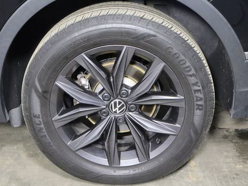 Used 2023 Volkswagen Tiguan SE image 39