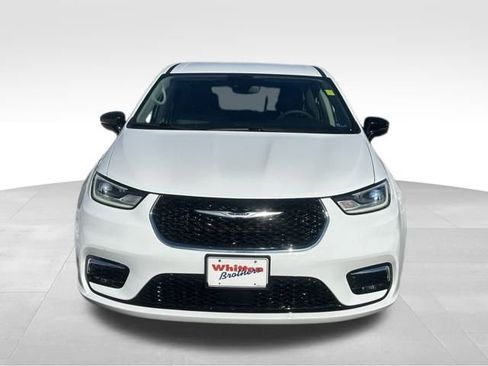 Used 2024 Chrysler Pacifica Touring-L image 11