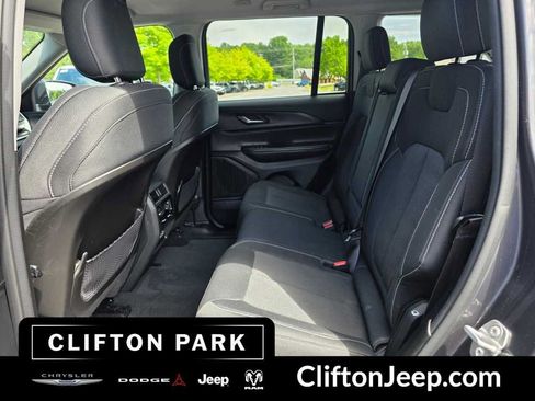 Used 2023 Jeep Grand Cherokee Laredo w/ Luxury Tech Group I AWD/4WD image 13