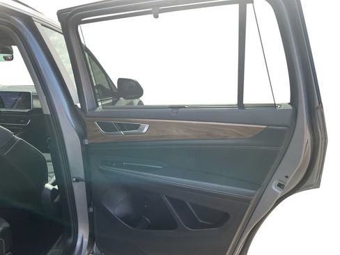 Used 2025 Volkswagen Atlas SE AWD/4WD image 18