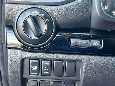 Used 2024 Nissan Titan SV w/ SV Convenience Package image 21