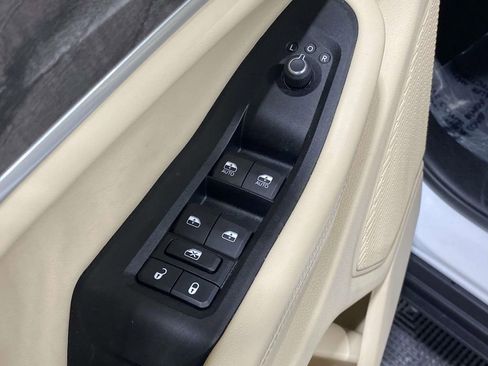 Used 2023 Jeep Grand Cherokee Limited AWD/4WD image 19