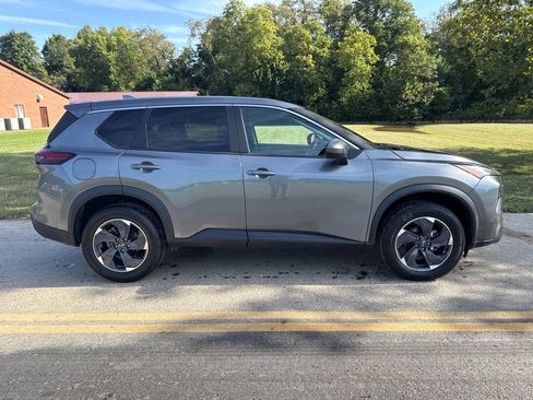 Used 2024 Nissan Rogue SV FWD image 8
