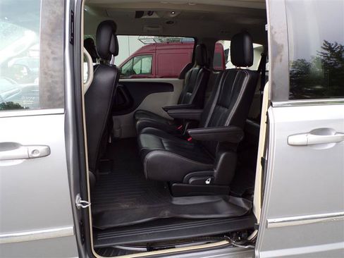 Used 2014 Chrysler Town & Country Touring FWD image 25