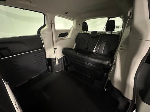 Used 2023 Chrysler Pacifica Touring-L FWD image 17