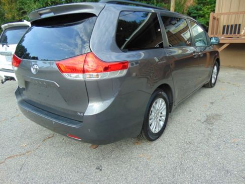 Used 2014 Toyota Sienna XLE w/ Entertainment Package FWD image 3