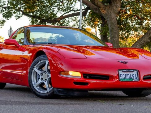 Used 2004 Chevrolet Corvette Coupe image 2