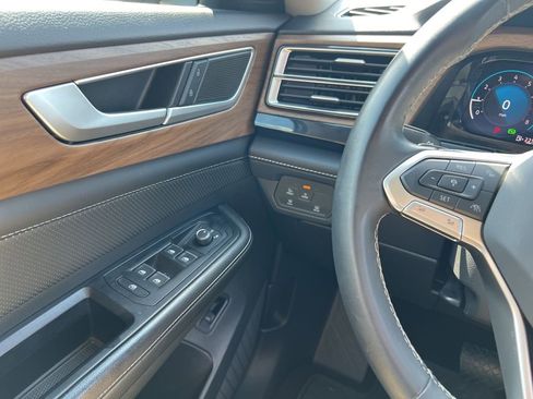 Used 2024 Volkswagen Atlas SE image 18