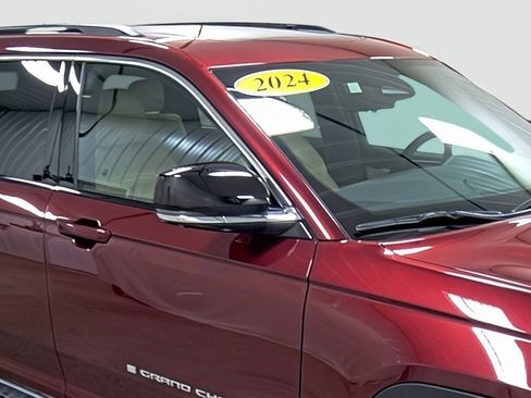 Used 2024 Jeep Grand Cherokee L Limited w/ Luxury Tech Group II AWD/4WD image 15