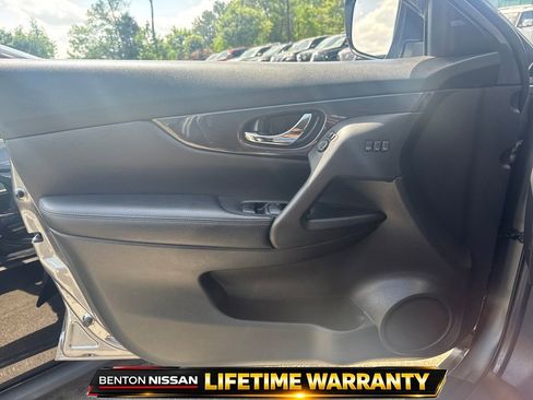 Used 2018 Nissan Rogue SV w/ Premium Package image 11