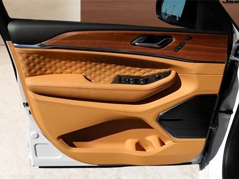 New 2025 Jeep Grand Cherokee Summit image 11