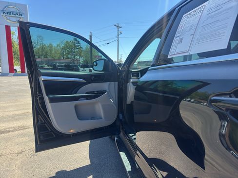 Used 2018 Toyota Highlander Plus FWD image 19