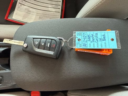 Used 2025 Toyota Corolla LE FWD image 14
