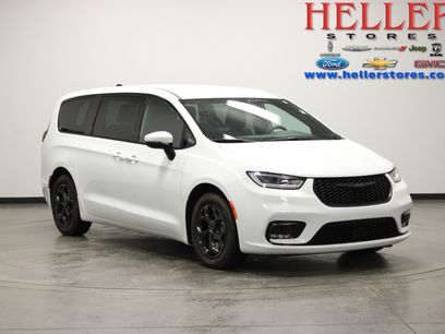Used 2023 Chrysler Pacifica Touring-L w/ Uconnect Theater Family Group